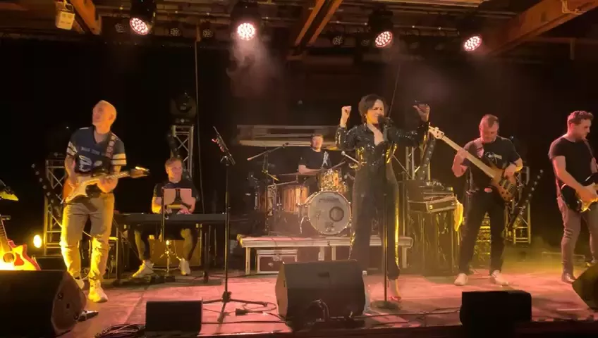Break Every Rule live auf der Bühne: Sängerin in der Mitte, Gitarren, Bass, Keys und Schlagzeug